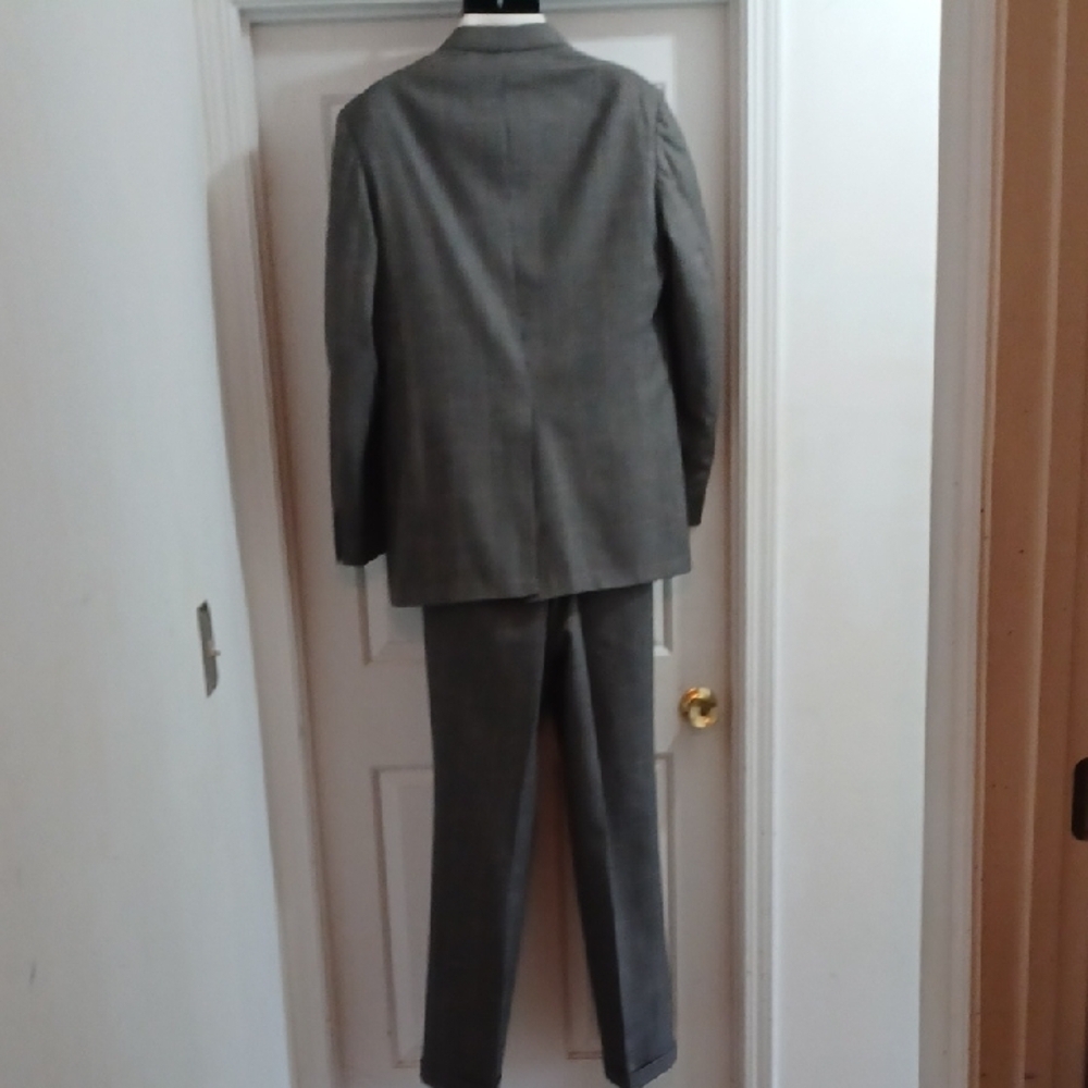 Classic Custom Men's Plaid Gray 3-Piece Suit, 42L / 36W x 32L - Picture 11 of 16